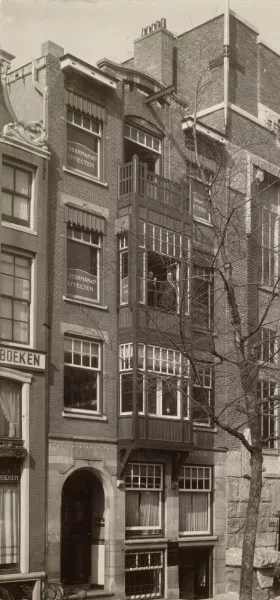 Afbeelding uit: circa 1920. Op de bovenste verdiepingen was de firma J. Veerman & Co. gevestigd, een effectenhandelaar. (uitsnede)
Bron afbeelding: SAA, bestand OSIM00002001724.