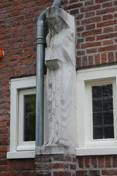 Afbeelding uit: mei 2022. Het middelste van de drie vrouwenfiguren van Theo Vos, tussen nummers 10 en 12.
