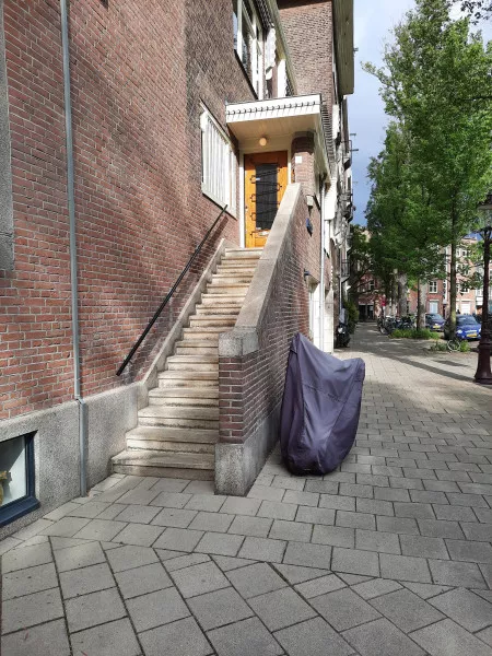 Afbeelding uit: mei 2022. De trap naar een van de woningen.