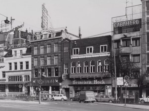 Afbeelding uit: december 1972. 1972: links op nummer 5 Wienerwald en rechts op 7 de toenmalige Heineken Hoek. (uitsnede)
Bron afbeelding: SAA, bestand 010122029210.