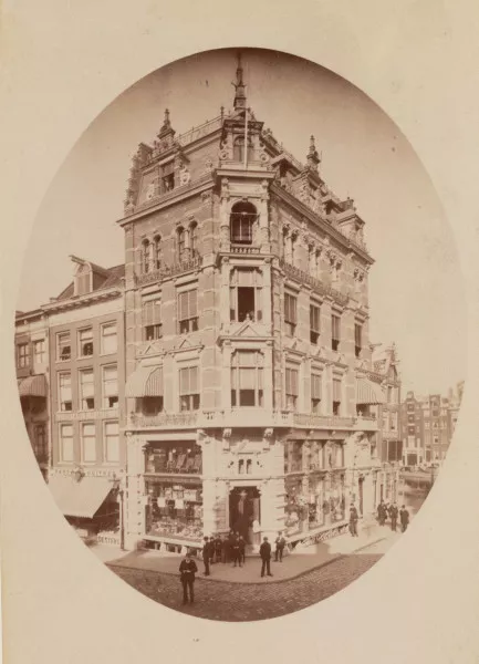 Afbeelding uit: 1890-1895. De voorganger van Berlages gebouw, naar een ontwerp van Evert Breman uit 1889.
Bron afbeelding: SAA, bestand OSIM00005003500.