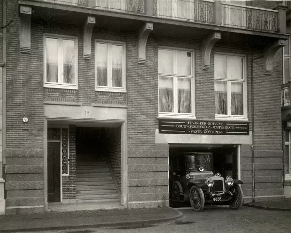 Afbeelding uit: 1916. Nummer 15, met de auto van Van der Schaar. Boven de garage staat 
"H van der Schaar Lz
bouw onderhoud & administratie
van
vaste goederen"