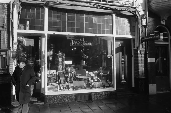 Afbeelding uit: november 1974. Op nummer 154 zat al in de jaren 1920 een sigarenwinkel. Toen de foto werd gemaakt was er ook een agentschap van de Gemeentegiro gevestigd.