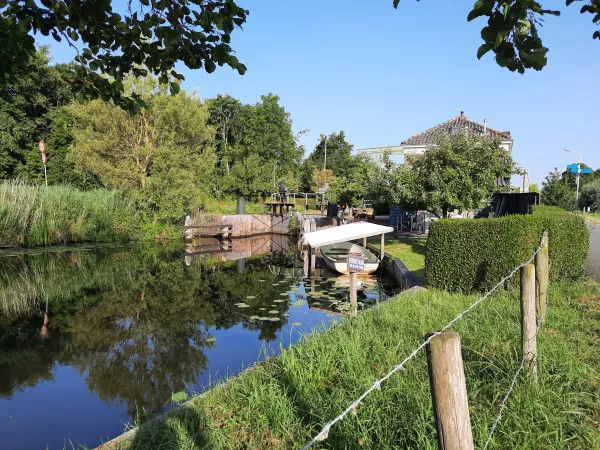 Afbeelding uit: juli 2022. Zuidoostkant van de schutsluis.