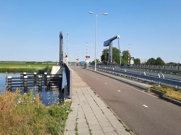 Afbeelding uit: juli 2022. De huidige brug.