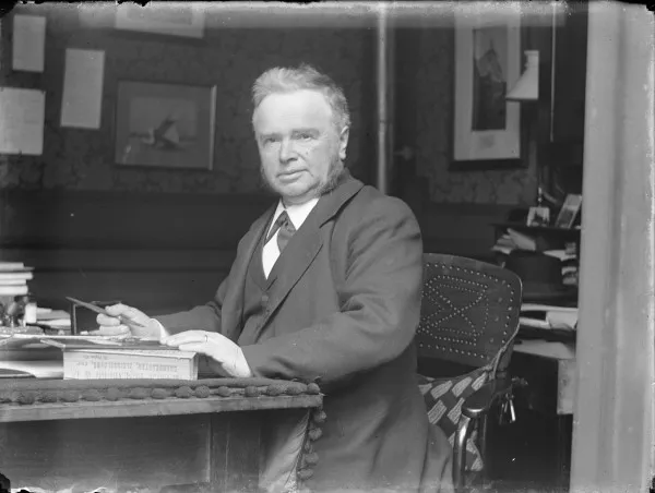 Afbeelding uit: 1900. Directeur J.A. Tours (1843-1918) in zijn werkkamer.