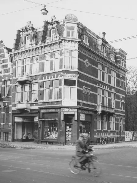 Afbeelding uit: januari 1963. 1963. Op de hoek kantoorboekhandel Brugman, en links op nummer 10 modewinkel Linhard.
Bron afbeelding: SAA, bestand 10009A000914.