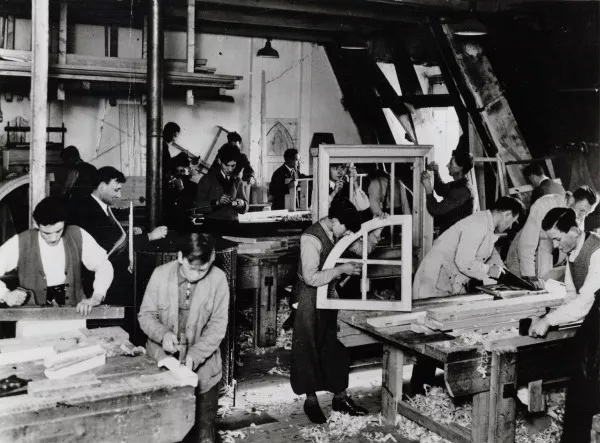 Afbeelding uit: circa 1935. Leerlingen in het timmerlokaal.
Bron afbeelding: SAA, bestand 010003016415.