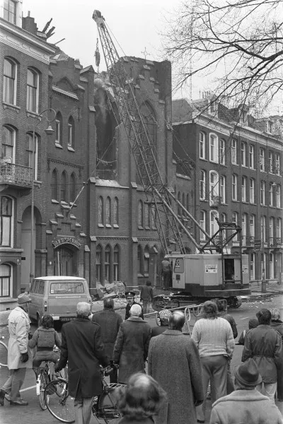Afbeelding uit: februari 1977. Na de brand werden instabiele delen van het pand afgebroken.