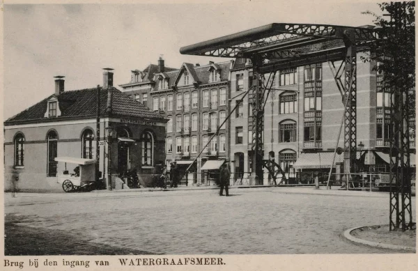 Afbeelding uit: 1920. Op deze prentbriefkaart uit 1920 ontbreken de torentjes die wel op de bouwtekening stonden.
Bron afbeelding: SAA, bestand PRKBB00193000028.
