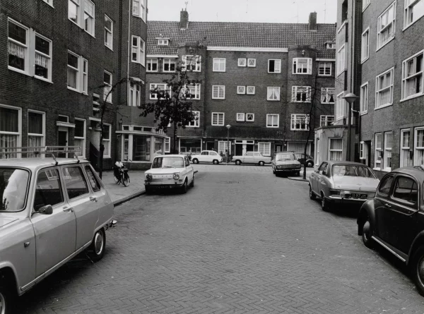 Afbeelding uit: juli 1974. Gezien vanuit de Boeroestraat.
Bron afbeelding: SAA, bestand B00000011940.