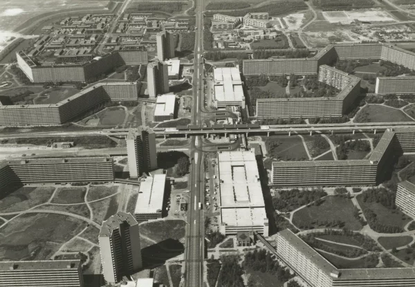 Afbeelding uit: juni 1976. De weg die het metrospoor kruist is de Karspeldreef. Links ervan de vier torenflats en de galerijflats; elke torenflat en elke galerijflat was verbonden met een parkeergarage. Klieverink is de derde van boven.
Bron afbeelding: SAA, bestand B00000035155.