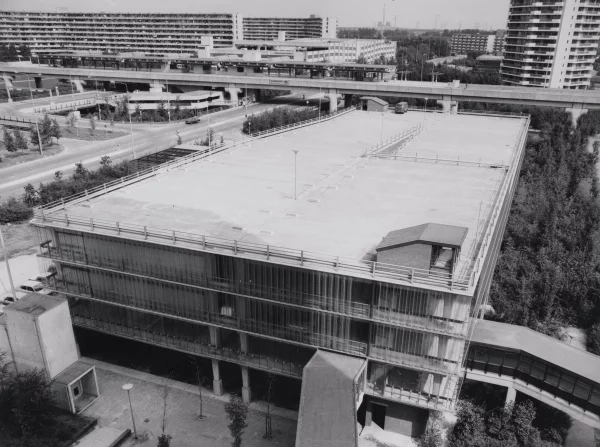 Afbeelding uit: september 1979. Dit is de garage van Kempering, die vrijwel identiek was aan die van Klieverink (achter de metro).
Bron afbeelding: SAA, bestand B00000019142.