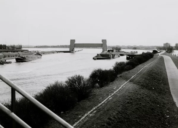 Afbeelding uit: april 1968. Keersluis en schutsluis gezien vanaf de Amsterdamsebrug.
Bron afbeelding: SAA, bestand 010122044484.