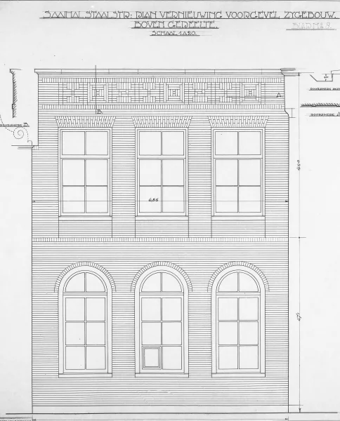 Afbeelding uit: 1921. "Saaihal Staalstr: Plan vernieuwing voorgevel zijgebouw. Bovengedeelte."
