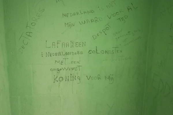 Afbeelding uit: september 2022. Teksten op de muur in een van de cellen.