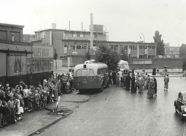 Afbeelding uit: juli 1954. Een bus was tegen een boom gereden. Op de achtergrond het fabriekspand, nog met schoorsteen.
Bron afbeelding: SAA, bestand 5225FO000166.