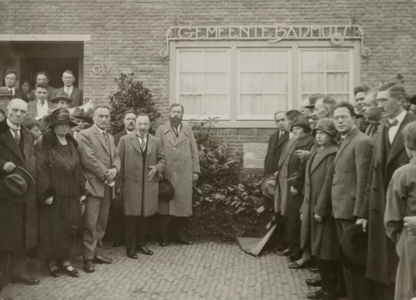 Afbeelding uit: oktober 1926. Bij de officiële opening op 16 oktober 1926. De tweede van rechts in het linker groepje is wethouder De Miranda.
Bron afbeelding: SAA, bestand OSIM00004000340.