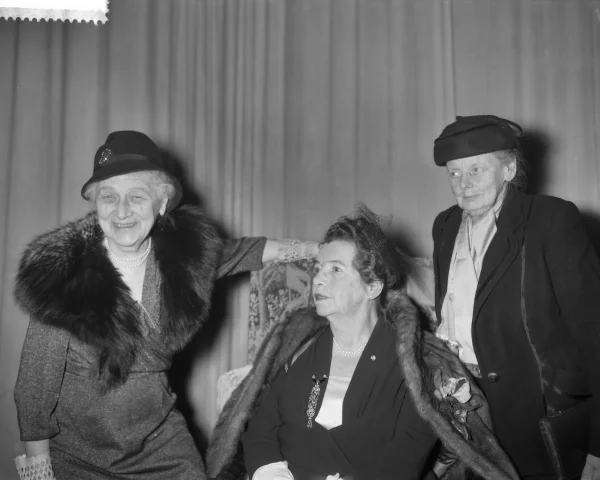 Afbeelding uit: december 1960. Drie Joffers op de receptie t.g.v. de 80ste verjaardag van Betsy Westendorp-Osieck. V.l.n.r. Jo Bauer, Westendorp, Coba Surie.