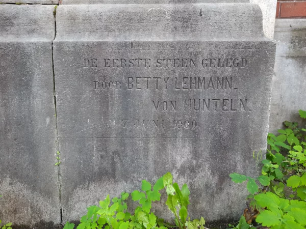 Afbeelding uit: oktober 2022. "De eerste steen gelegd
door Betty Lehmann-
von Hunteln.
7 juni 1900."
