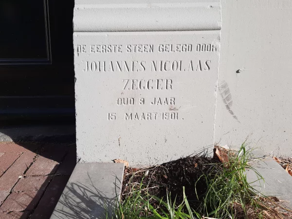Afbeelding uit: oktober 2022. "De eerste steen gelegd door
Johannes Nicolaas
Zegger
oud 9 jaar
15 maart 1901."