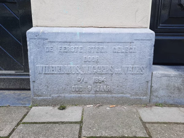 Afbeelding uit: oktober 2022. "De eerste steen gelegd
door
Wilhelmus Wiggers de Vries
17/11 1894
oud 9 jaar"