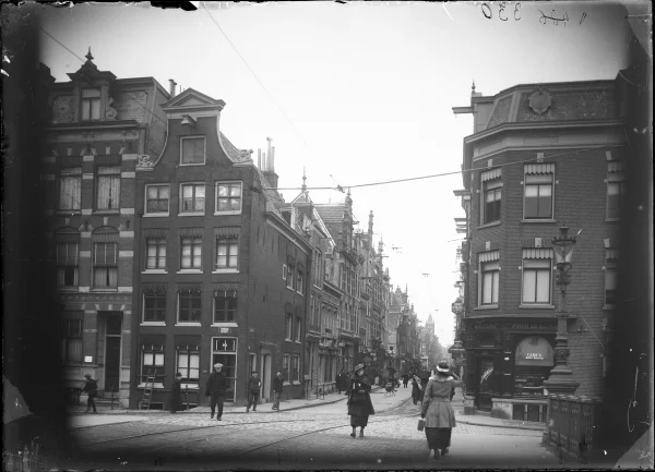 Afbeelding uit: circa 1916. Ingang van de Vijzelstraat, met rechts bakkerij Wilmink.
Bron afbeelding: SAA, bestand B00000031411.