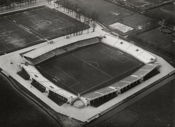 Afbeelding uit: maart 1936. Linksboven is de Middenweg te zien. Aan de randen van het stadionterrein stonden vier urinoirs.
Bron afbeelding: SAA, bestand A04139001179.
