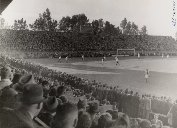 Afbeelding uit: december 1948. Het stadion tijdens (vermoedelijk) Ajax-Stormvogels. Het werd 1-0, doelpunt Rinus Michels.
Bron afbeelding: SAA, bestand 010009011678.