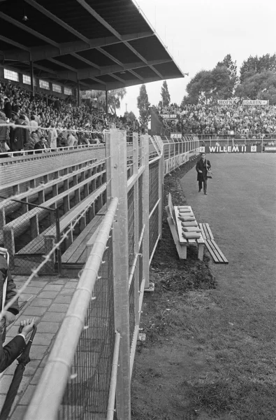 Afbeelding uit: augustus 1968. Nieuwe hekken met prikkeldraad moeten voorkomen dat supporters het veld betreden.