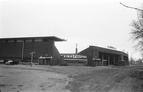Afbeelding uit: februari 1971. Links de eretribune, rechts de toen nog onoverdekte zuidoostelijke tribune, de Diemen-zijde.