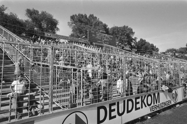 Afbeelding uit: augustus 1980. Nog meer hekken.