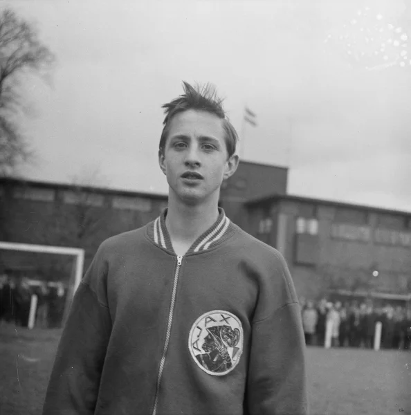 Afbeelding uit: oktober 1965. De achttienjarige Johan Cruijff voor het stadion.
