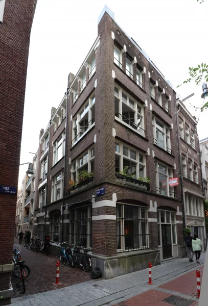 Afbeelding uit: oktober 2022. Links is de Pieter Jacobszstraat, rechts de Nes. De vraagprijs voor het te koop staande appartement (2 kamers, 76 m²) was € 570.000.