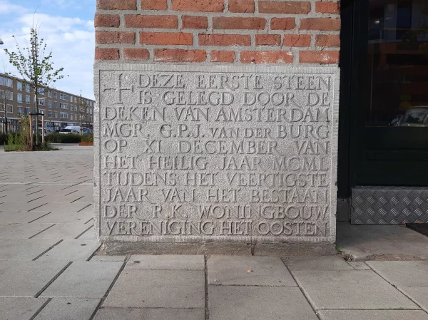Afbeelding uit: oktober 2022. "Deze eerste steen is gelegd door de deken van Amsterdam mgr. G.P.J. van der Burg op XI december van het heilig jaar MCML tijdens het veertigste jaar van het bestaan der r.k. woningbouwvereniging Het Oosten"