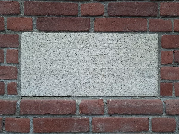 Afbeelding uit: december 2022. Eerste steen, in de gevel aan de Soembawastraat, gelegd door ds. A.G.H. van Hoogenhuyze op 10 oktober 1931.