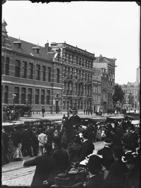 Afbeelding uit: mei 1894. Een menigte kijkt naar een brand bij een houtzagerij op nummer 24, links buiten beeld.