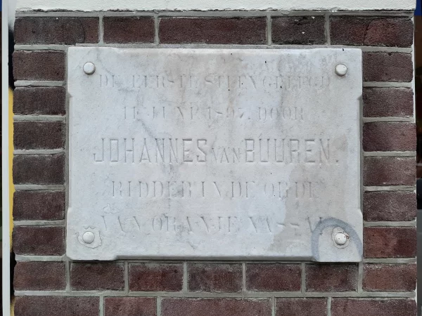 Afbeelding uit: januari 2023. "Eerste steen gelegd door Johannes van Buuren. Ridder in de orde van Oranje-Nassau"