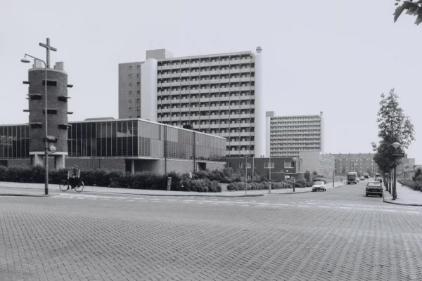 Afbeelding uit: juni 1971. De flats gezien vanaf de Heemstedestraat. Links de Sint Jan de Doperkerk, met onder de kerk ontmoetingsruimte De Schuilvink. Langs de Poeldijkstraat staat tussen de flats een katholieke lagere school.
Bron afbeelding: SAA, bestand 010122040535.