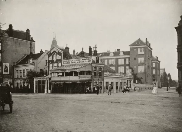 Afbeelding uit: circa 1890. De hoek vóór de bouw van het huidige pand.
