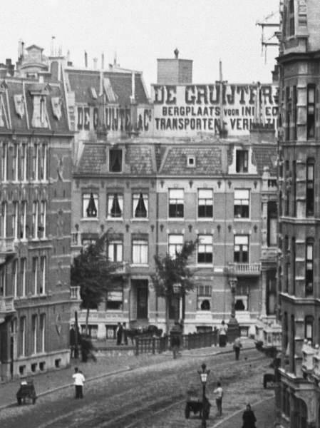 Afbeelding uit: 1892. Op dit doorkijkje vanaf het Leidseplein zijn reclameteksten op de zijgevels van panden van De Gruijter te zien.