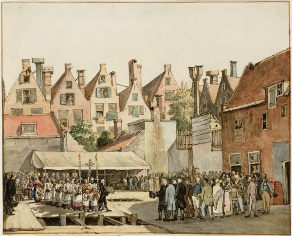Afbeelding uit: circa 1817. De processie arriveert op de bouwplaats voor het leggen van de eerste steen. Op de achtergrond kijken bewoners van de Handboogstraat toe.
Bron afbeelding: SAA, bestand 010094000048.