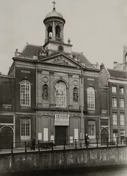 Afbeelding uit: april 1934. 1934, de gesloten kerk staat te koop.
Bron afbeelding: SAA, bestand OSIM00002004828.