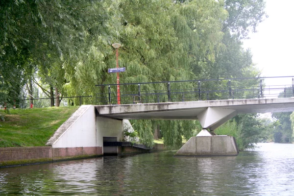 Afbeelding uit: juli 2011. Onder de brug is de ingang van de duiker goed te zien.
