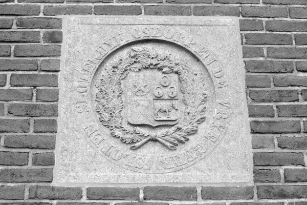 Afbeelding uit: circa 1980. De steen met het wapen van de gemeente Sloten.
Bron afbeelding: SAA, bestand BMAB00001000009_009.