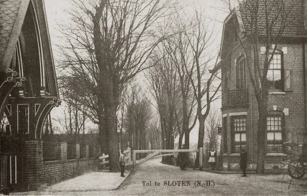 Afbeelding uit: 1910. Met de slagboom waar de tol werd geheven. Prentbriefkaart.
Bron afbeelding: SAA, bestand PRKBB00212000006.