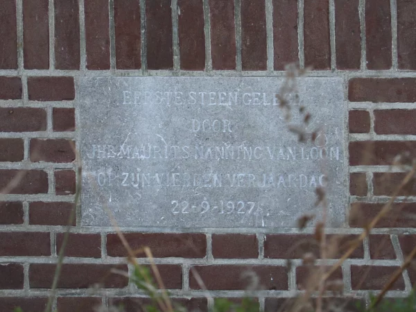 Afbeelding uit: februari 2023. "Eerste steen gelegd door jhr Maurits Nanning van Loon op zijn vierden verjaardag 22-9-1927"