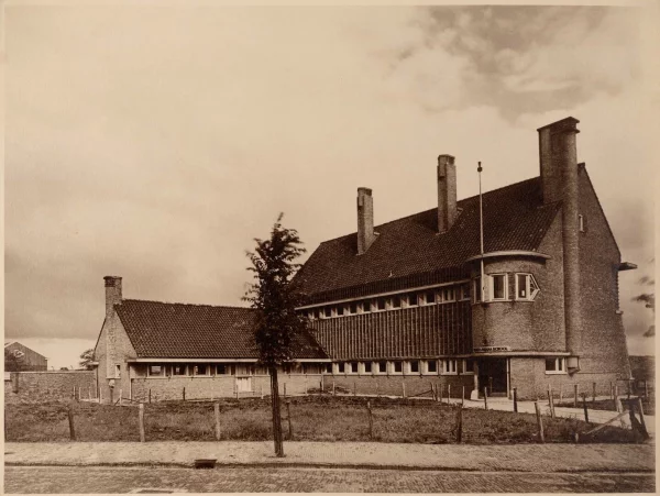 Afbeelding uit: circa 1925. De oorspronkelijke school.