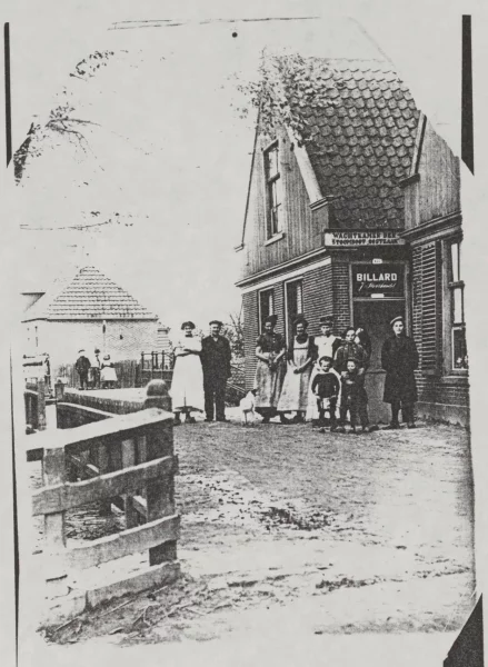 Afbeelding uit: circa 1900. De wachtkamer voor de stoomboot. Het huis rechts is in de jaren 1970 afgebroken.