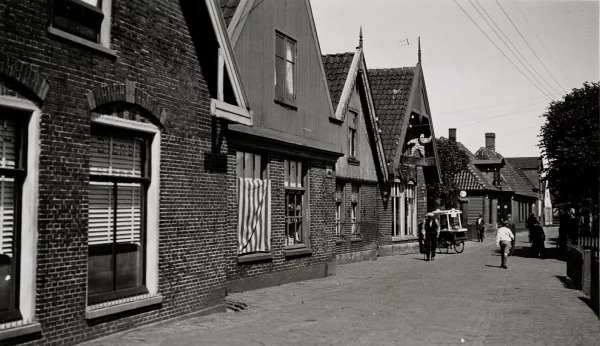 Afbeelding uit: 1932. Geheel links nummer 38. De drie huizen rechts ervan zijn allemaal verdwenen.
Bron afbeelding: SAA, bestand A01634000794.